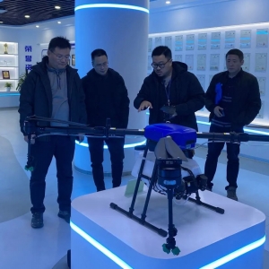 南京新農(nóng)發(fā)展集團有限責任公司董事長戴康順等領導參觀考察拓攻機器人 ...