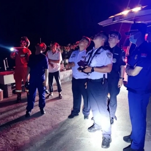 漢中一村民被困山中，警用無(wú)人機(jī)顯威將群眾救出